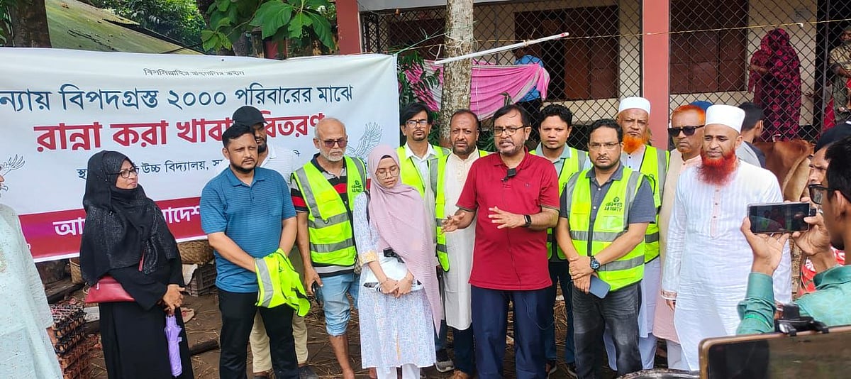 ফেনী সদর উপজেলার শর্শদী উচ্চবিদ্যালয়ে বন্যায় ক্ষতিগ্রস্তদের খাবার বিতরণ করে এবি পার্টি। ফেনী, ২৭ আগস্ট